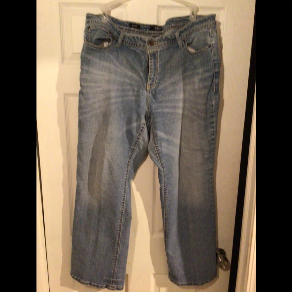 WOMEN’S PLUS SIZE BOOT CUT BLUE JEANS SZ 22W